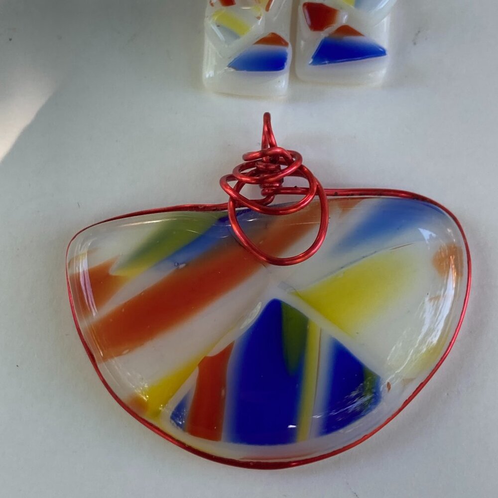 Colorful handmade art glass fan-shaped pendant and matching dangle earrings - Picture 3 of 7